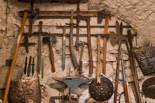 Taştan bir duvar Ortaçağ silahlar. Serin arka plan.