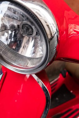 Kırmızı Vespa scooper tasarım.