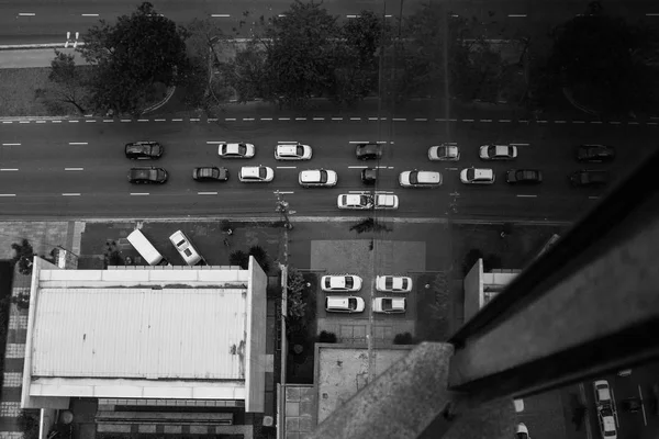 Automobily odraz na skleněné kancelářské budovy stěny. — Stock fotografie