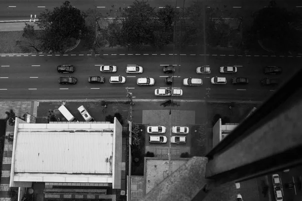 Cars reflection on glass business building walls. — Stock Photo, Image