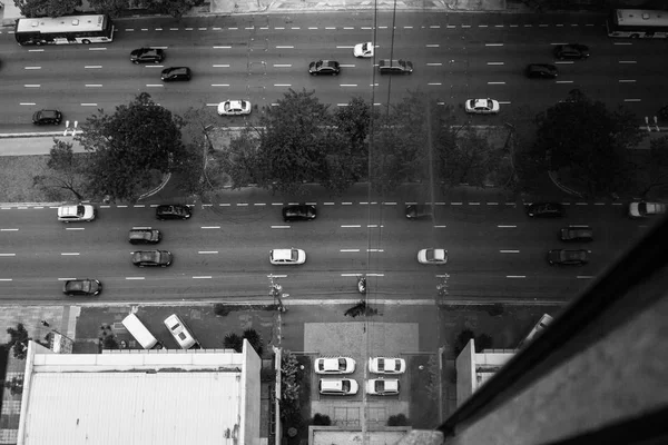 Pohled na ulici z vysokého patra kancelářské budovy. — Stock fotografie