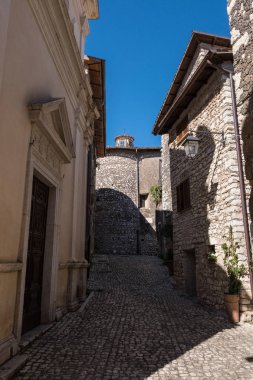 Gölgeler ve bitkiler bir Ortaçağ kenti sokak.