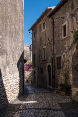 Arka planda bir kale duvarına ile ortaçağdan kalma şehir sokak.