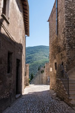 Eski bir ara sokakta görünümden yatay.