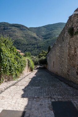 Doğa manzara Sermoneta Ortaçağ köyden.