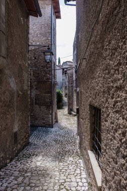 Bir Ortaçağ kenti sokak üzerinde metal çubuklarla düşük pencere.