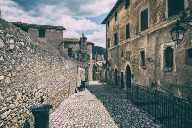 Modern bir Ortaçağ kenti üzerinde arka planda dağlar ile çöp kutusu.