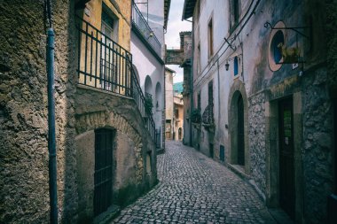 Mountain view arka sokakta bir ortaçağ şehir.