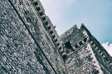 Kale cephe taş duvarlarının düşük açılı görünüş.