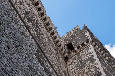 Kale taş duvarlarının düşük açılı görünüş.