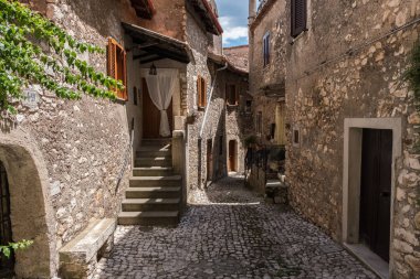 Bir Ortaçağ kenti yeşil bitkiler.