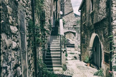 Bir evin bir Ortaçağ kenti metalik modern kapı.