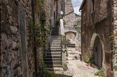 Bir Ortaçağ kenti bir ikamet metalik modern kapı.