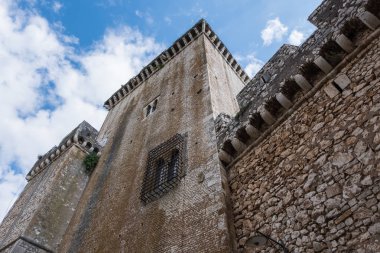 Mavi gökyüzü ve bulutlar arka plan ile eski bir taş castle bir kule.