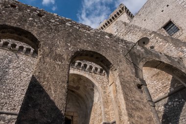 Mavi gökyüzü ve bulutlar arka plan ile eski bir kalenin kemerler.