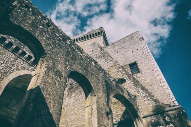 Kemerler gökyüzü ve bulutlar arka plan mavi bir taş Ortaçağ Kalesi.