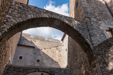 Taş castle görünümünü düşük açılı kemerler ve duvarlar bir iç avlu.