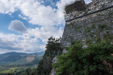 Ortaçağ kale duvarları ve manzara doğa içinde belgili tanımlık geçmiş.