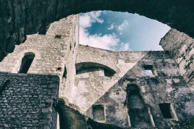 Bir tarihsel taş duvar kale mavi gökyüzü arka plan ile düşük açılı görünüş.