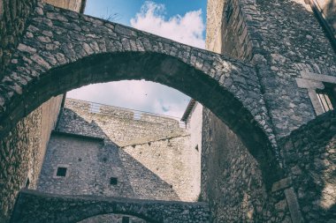 Düşük açılı görünüş kale kemerler ve duvarlar bir iç avlu.