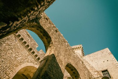 Mavi gökyüzü arka plan ile kale mimarisinin Vintage görünümü.