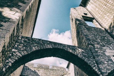 Düşük açılı görünüş Ortaçağ Kalesi kemerler ve duvarlar bir iç avlu.