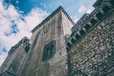 Bir Ortaçağ taş castle mavi gökyüzü ve bulutlar arka plan ile bir kule.