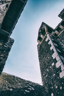 Bir kale aşınmış taş duvarlarının düşük açılı dikey fotoğraf.