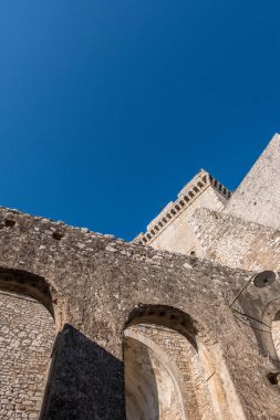 Ortaçağ Kalesi inşaat mavi gökyüzü arka plan ile dikey fotoğraf.