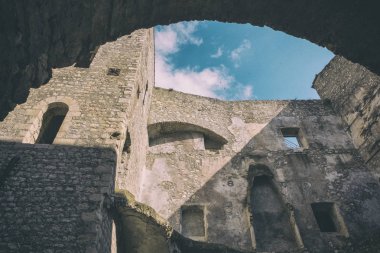 Mavi gökyüzü arka plan ile bir antik taş duvar kalenin düşük açılı görünüş.