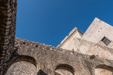 Antik mimari ayrıntı görünümü ile mavi gökyüzü arka plan.