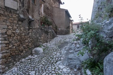 Doğa bir ortaçağ tarihi kent antik taş duvarlar yükselir.