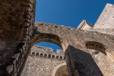 Kale İnşaat mavi gökyüzü arka plan ile iç görünüm.