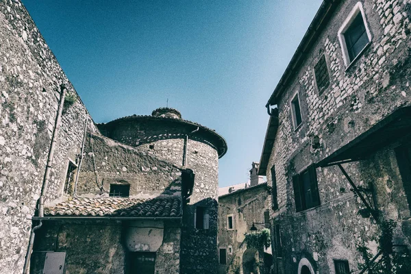 Vista de ángulo bajo de la antigua ciudad con el cielo azul en el fondo . — Foto de Stock