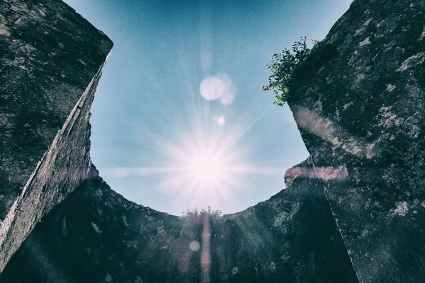 Yaşlı Ortaçağ duvarları güneşten.