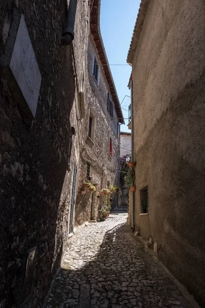 Casas con plantas en un callejón de una ciudad medieval . — Foto de Stock