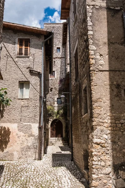 Puertas y ventanas en una ciudad medieval . — Foto de Stock