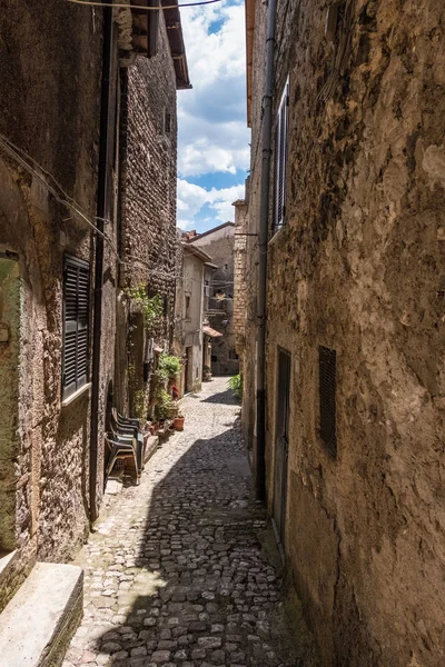 Antiguas murallas desgastadas de un callejón medieval . — Foto de Stock