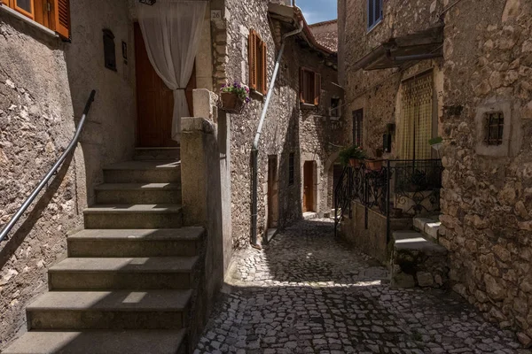 Sun light design on a medieval town alley. — Stock Photo, Image