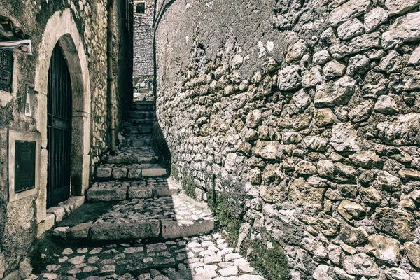 Merdivenlerde bir Ortaçağ kenti yolu.