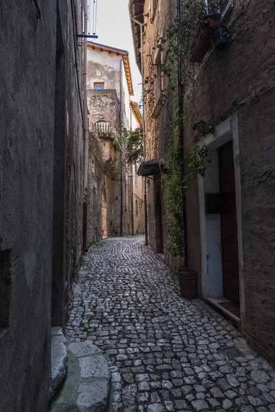 Каменная асфальтированная улица средневекового города . — стоковое фото