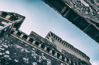 Duvarlar ve mavi gökyüzü arka plan ile bir kalesinin Kulesi yıpranmış.