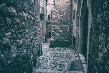 Sermoneta bir ortaçağ şehir sokakta.