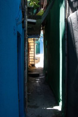 Bir arka sokakta bir favela dikey görüntü.