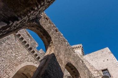 Mavi gökyüzü arka plan mimarisiyle taş castle.