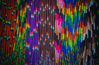 Canlı renk el yapımı dostluk bilezik ile renkli iplik.