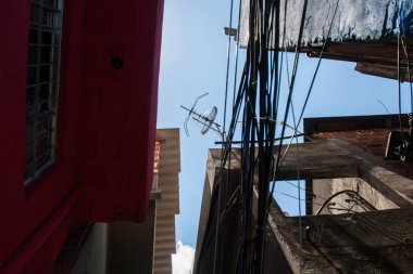 Düşük açılı fotoğraf giyilen ofl evleri ve Brezilya favela telleri.