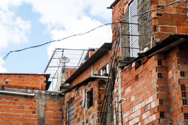 Brezilya favela, turuncu yıpranmış tuğla evler.