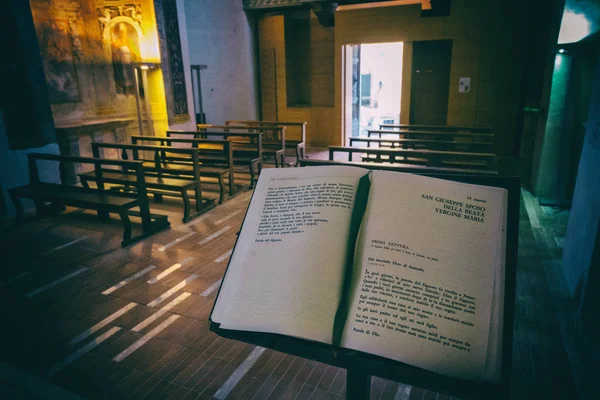 Biblia abierta sobre un altar de la iglesia medieval . —  Fotos de Stock