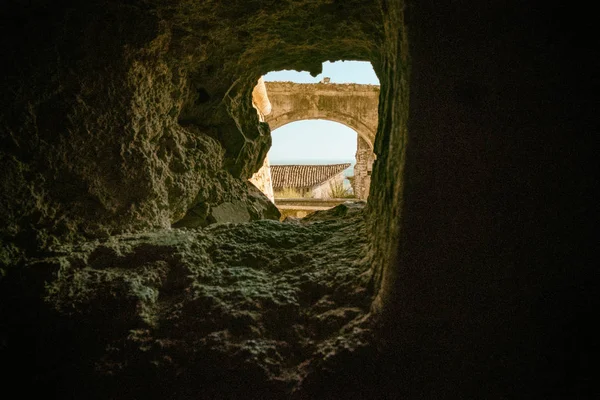 Arco de un castillo medieval desde un agujero de un muro de piedra . —  Fotos de Stock